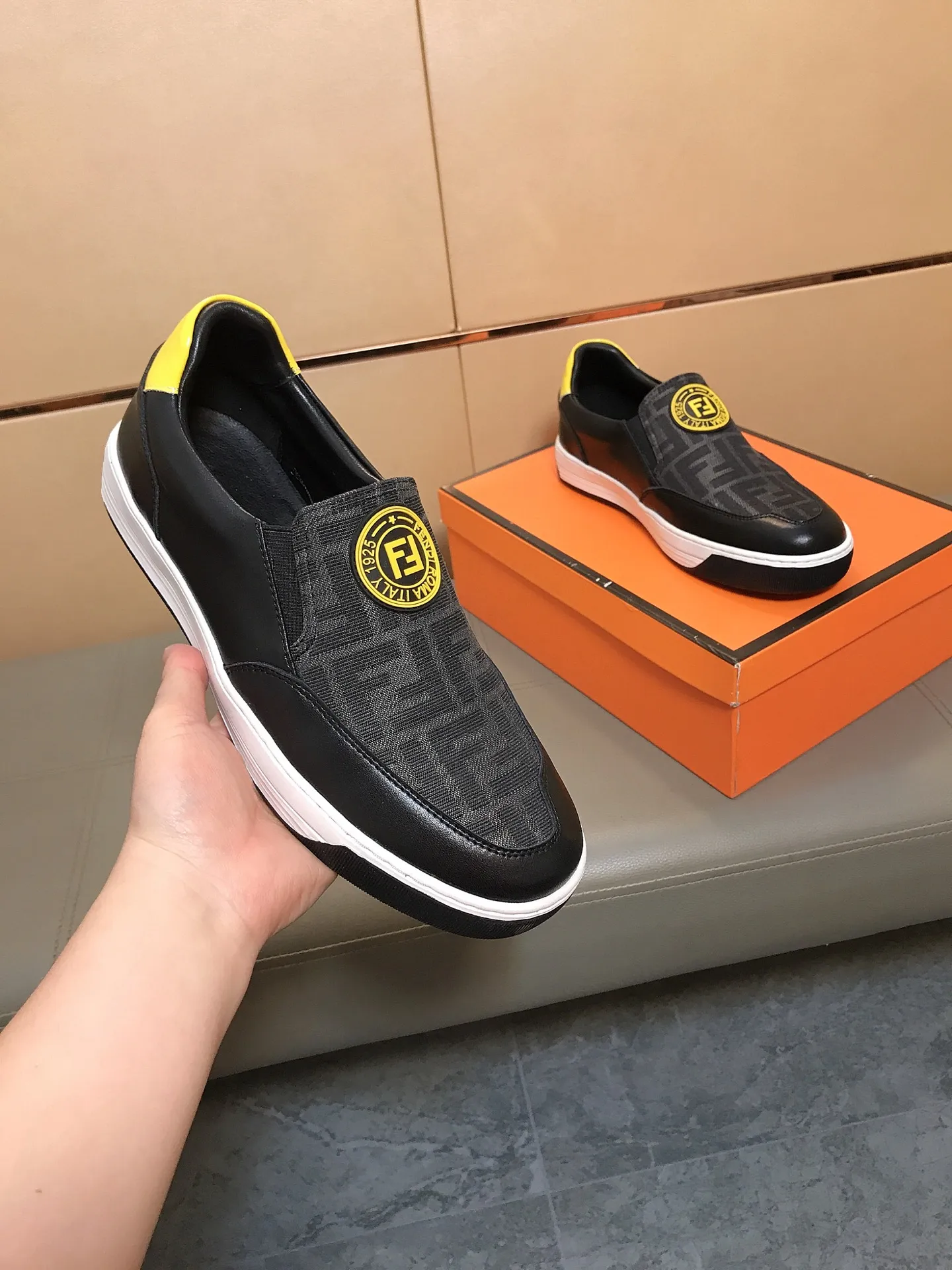 Factory price 400 🔆🔆[fendi] Fendi's classic and comfortable men's casual shoes, cowhide leather upper + brand printed surface, sheepskin lining + feet, rubber wear-resistant outsole. This unique style is suitable for all seasons, casual and exquisite sensibility, comfortable and natural on the feet. Everyday casual travel style in autumn and winter! Code number: 38-44